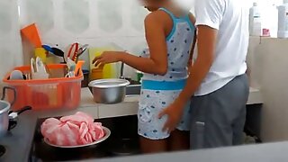 Il video nonne arrapate marito masturba la figa con la moglie adulta.